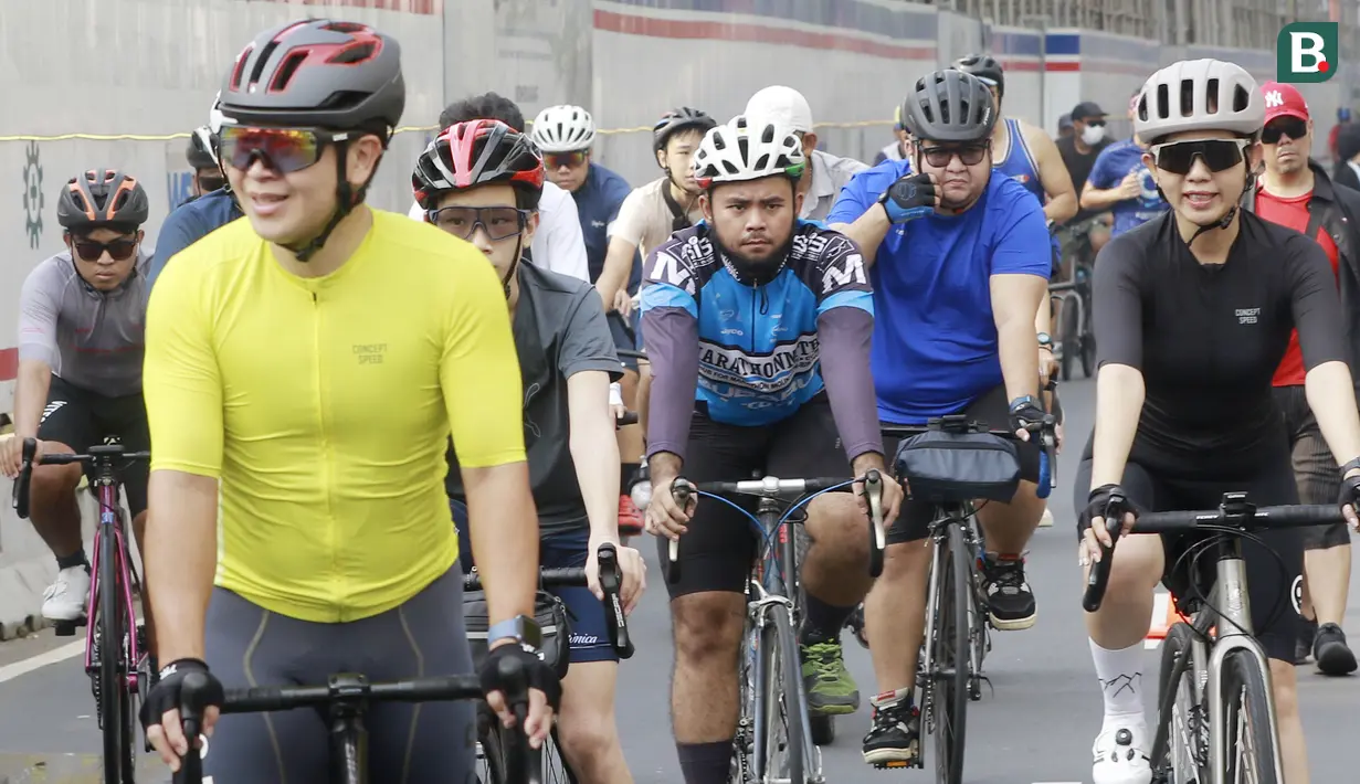 Para peseda melintasi kawasan Bundaran HI Jakarta saat acara Car Free Day atau Hari bebas kendaraan bermotor. (Bola.com/M Iqbal Ichsan)