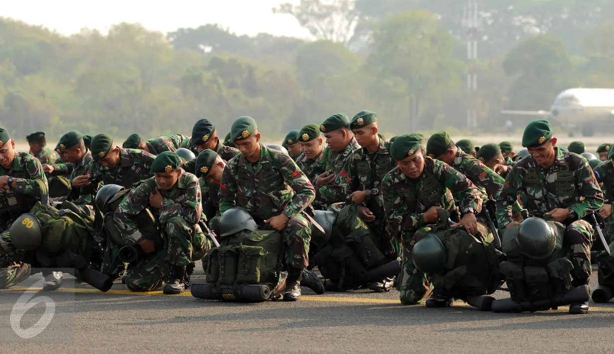 Prajurit Kostrad yang tergabung dalam Satgas Pemadaman Kebakaran Hutan dan Lahan bersiap menuju Sumatera Selatan dari Lanud Halim Perdanakusuma Jakarta, Kamis (22/10/2015). Satgas ini akan bertugas selama dua bulan. (Liputan6.com/Helmi Fithriansyah)