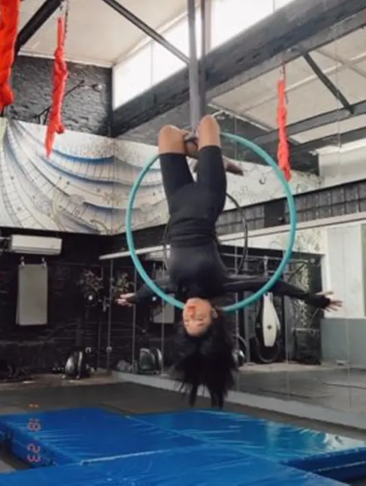Tak sedikit orang yang memuji tubuh lentur Fuji saat melayang dan berputar di hulahoop besar yang tergantung tersebut. Perempuan 20 tahun itu juga tampak percaya diri melakukan aerial hoop. (Liputan6.com/IG/@fuji_an)