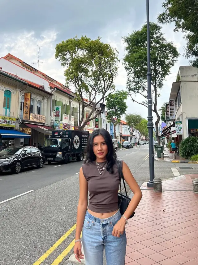 Inspirasi Outfit dan Makeup Warm Tone ala Shenina Cinnamon (Instagram/@sheninacinnamon)