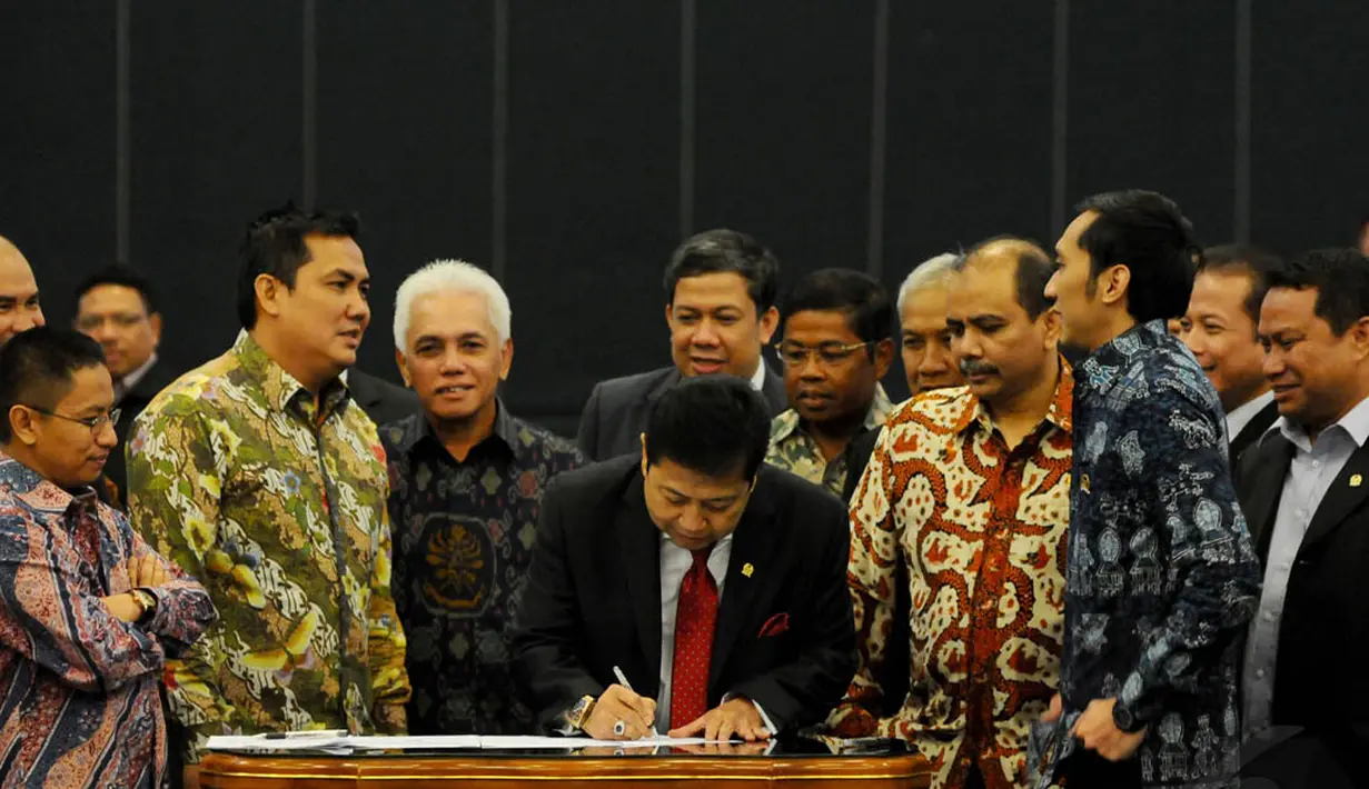 Ketua DPR Setya Novanto ikut menandatangani kesepakatan di Gedung DPR RI, Jakarta, Senin (17/11/2014). (Liputan6.com/Andrian M Tunay) 