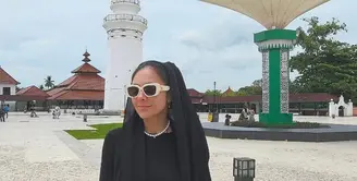 Wulan Guritno berada di Serang, Banten untuk syuting film terbarunya. Berada di area masjid, Wulan pun tentu tampil tertutup. Ia tampil serba hitam. [@wulanguritno]