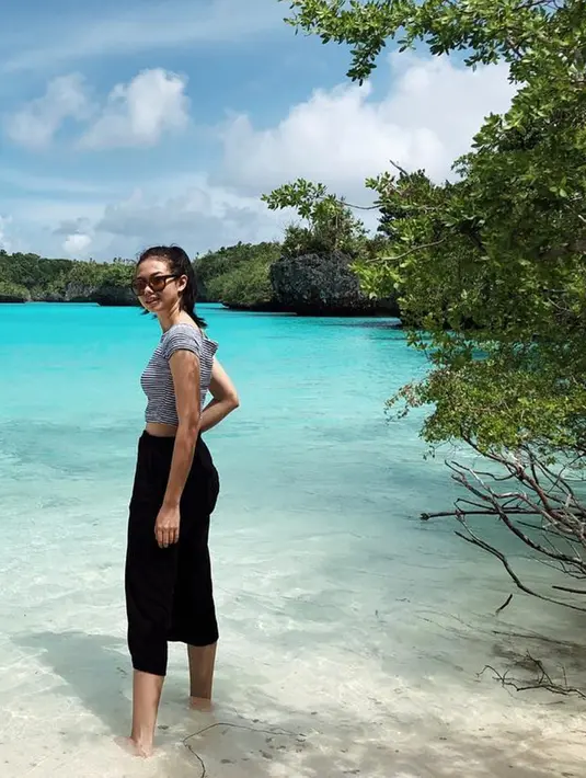 Menjalani syuting film Kapal Goyang Kapten, gadis kelahiran Malang ini tidak melewatkan kesempatan tersebut sekalian untuk berlibur. Sembari syuting, ia menikmati keindahan alam di Tual, Maluku dengan pantainya yang begitu jernih. (Liputan6.com/IG/@yukikt)