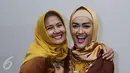 Julia Perez (Jupe) bersama Ria Irawan berpose jelang keberangkatan menuju Mekkah di Bandara Seokarno Hatta, Tangerang, Senin (2/1). Meskipun belum genap seminggu menjalani operasi, Jupe tetap memutuskan berangkat umrah. (Liputan6.com/Herman Zakharia)