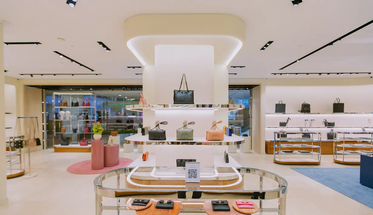 Dari koleksi Trifolio ini kemudian disuguhkan Trifolio Shoulder Bag yang merupakan ultra-chic hybrid of the bucket bag and the
classic shoulder bag yang sangat eye-catching dan memiliki kesan glamor yang kuat. Trifolio Box Bag memiliki garis-garis kotak yang terinspirasi dari bentuk koper vintage yang elegan menunjukkan kesan young and playful spirit.  /Foto dok. Ferragamo.