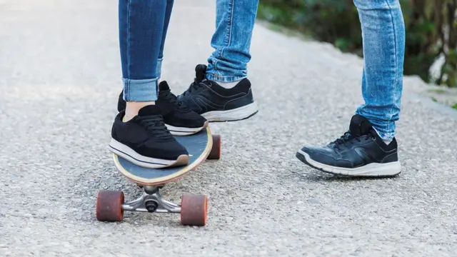 Jenis Sepatu yang Cocok untuk Dipakai Jalan Jarak Panjang (photo by freepik.com)