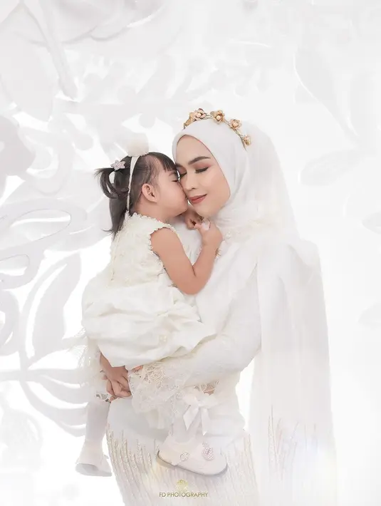 Penampilan manglingi Ria Ricis didukung dengan makeup flawless yang soft glam [@riaricis1795]