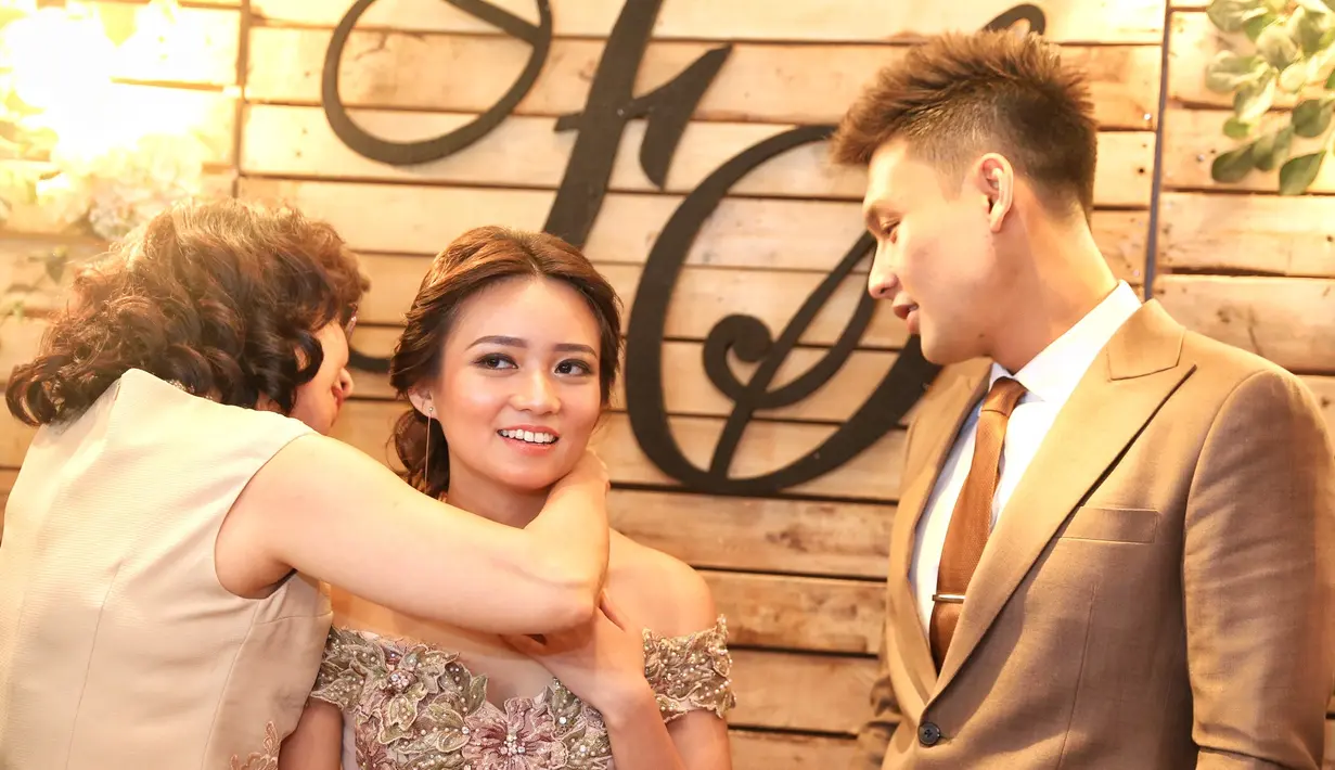 Jelang Imlek menjadi hari bahagia bagi Fendy Chow. Pemeran Abu dalam sinetron Aladin itu resmi melamar kekasihnya Stella Cornelia. Perempuan yang baru dipacari sejak enam bulan silam. (Adrian Putra/Bintang.com)