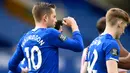 Penyerang Everton, Gylfi Sigurdsson (kiri) berselebrasi usai mencetak gol ke gawang Leicester City pada pertandingan lanjutan Liga Inggris di di Goodison Park di Liverpool, Inggris, Rabu (1/7/2020). Everton menang tipis atas Leicester City 2-1. (Peter Powell / Pool via AP)