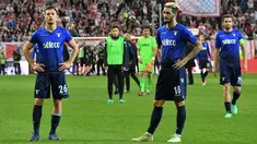 Pemain Lazio, Stefan Radu, Luis Alberto dan Senad Lulic bereaksi setelah kalah telak dari Red Bull Salzburg pada leg kedua perempat final Liga Europa di Red Bull Arena, Jumat (13/4). Red Bull Salzburg sukses menekuk Lazio 4-1. (AP/Kerstin Joensson)