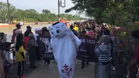 Maskot Piala Dunia 2022, La'eeb menyapa warga saat mengunjungi CFD Menara Pandang di kota Banjarmasin. Minggu (30/10/2022) pagi. La'eeb berada di Indonesia dalam rangka menggaungkan Piala Dunia 2022 yang tak lama lagi akan bergulir. (FOTO: Dok. SCM)