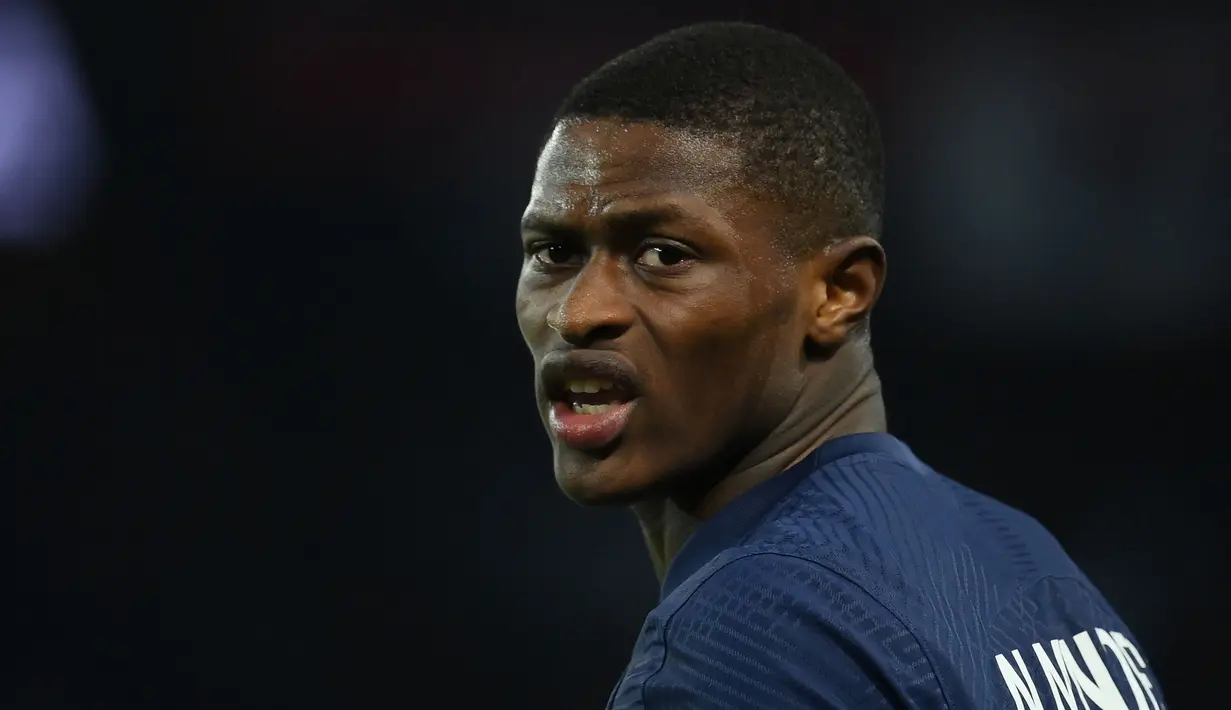 Bek kiri berusia 22 tahun, Nuno Mendes didatangkan PSG dari Sporting CP pada awal musim 2022/2023 dengan nilai transfer 38 juta euro. Hingga kini ia telah bermain dalam 83 laga di semua kompetisi bersama PSG dengan torehan 3 gol dan 11 assist. Bersama Timnas Portugal ia telah mengoleksi 27 caps dengan torehan 1 assist sejak melakukan debut pada 24 Maret 2021. (AFP/Franck Fife)