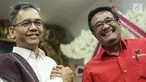 Pasangan calon gubernur Sumatera Utara Djarot Saiful Hidayat dan wakilnya Sihar Sitorus tersenyum saat pengumuman cagub-cawagub PDIP di kantor DPP PDIP Lenteng Agung, Jakarta, Minggu (7/1). (Liputan6.com/Faizal Fanani)
