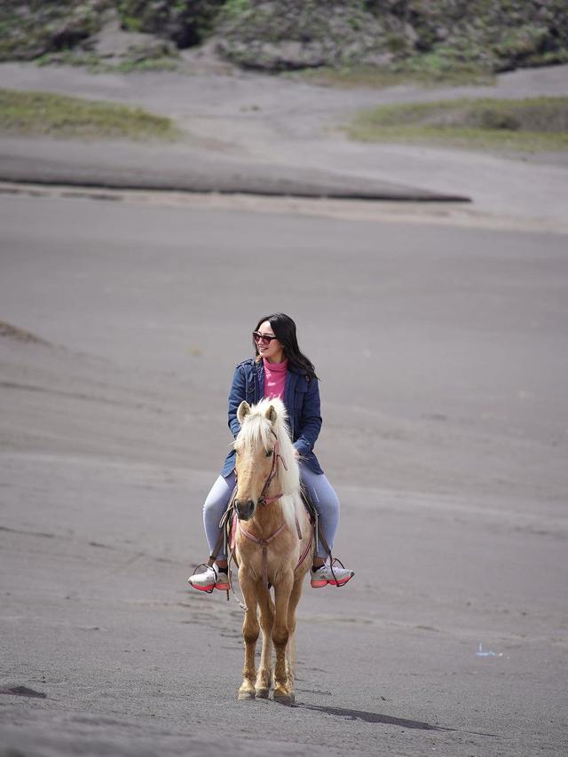 7 Potret Liburan Memes Prameswari di Bromo, Seru Berkuda di Lautan Pasir
