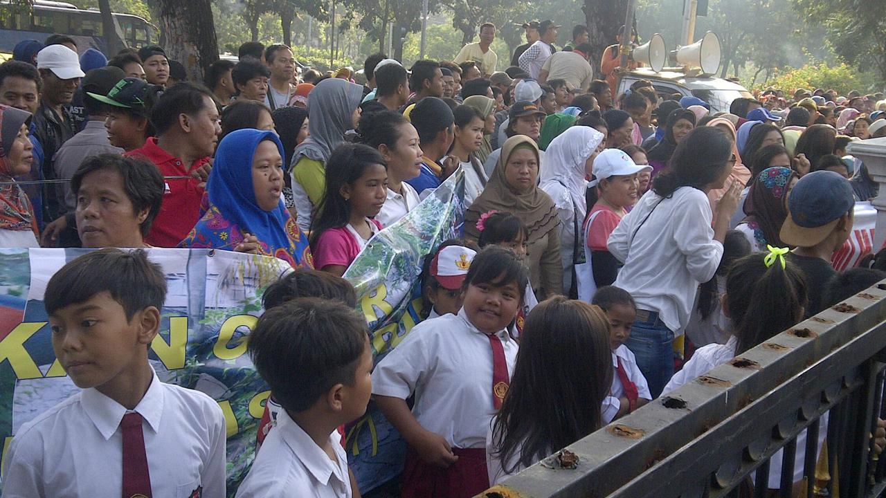 Puluhan Siswa SD Demonstrasi di Depan Kantor Ahok
