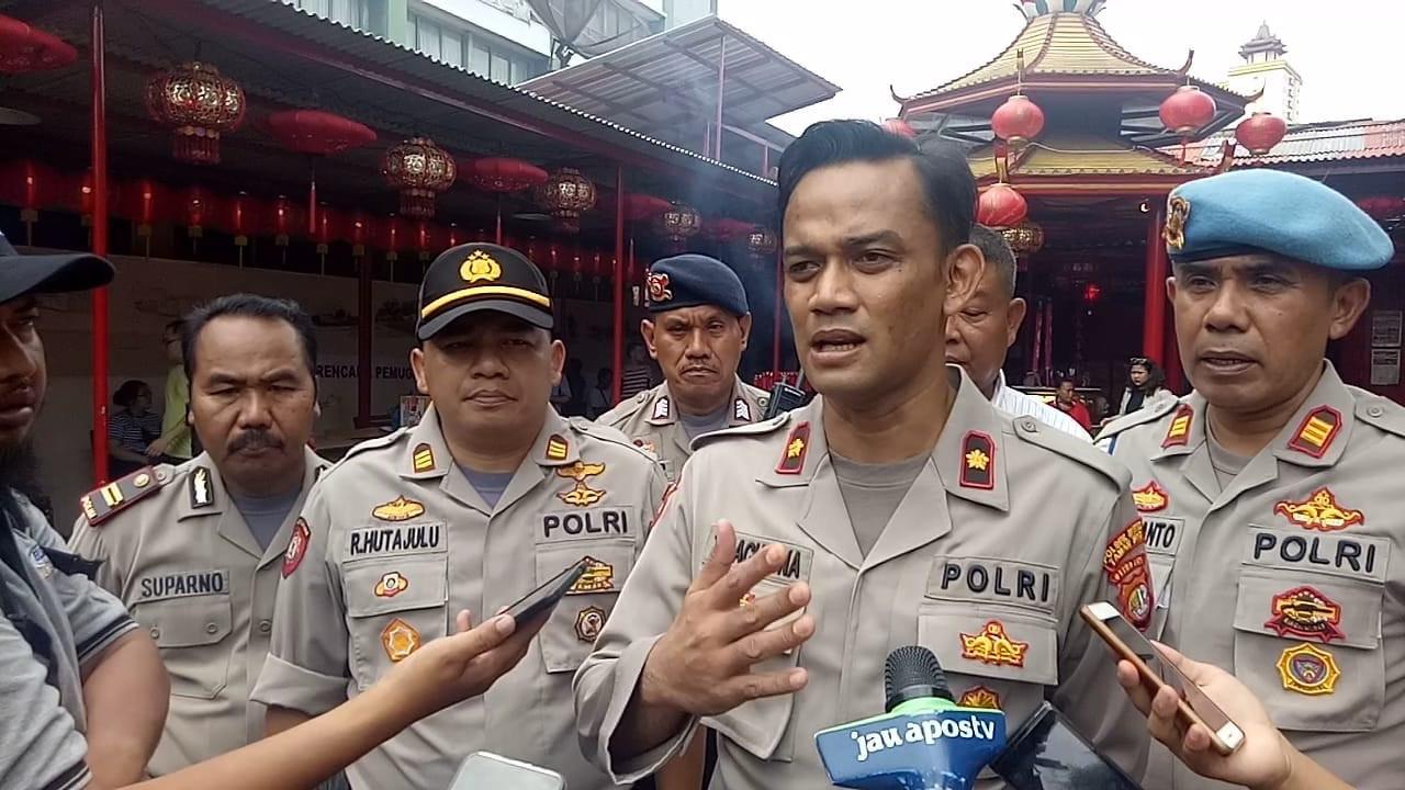Wakapolsek Metro Tamansari, Kompol Teddy di Wihara Dharma Bakti. (Foto: Liputan6.com/Ratu Annisaa Suryasumirat)
