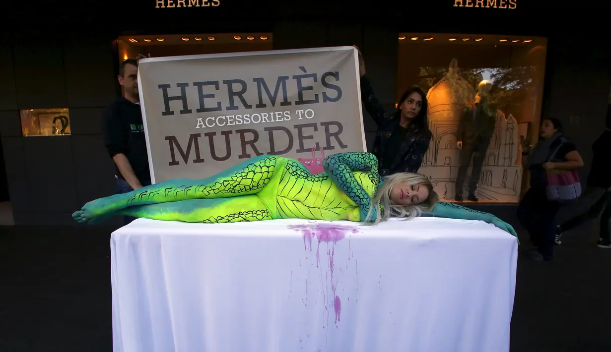 Aksi Rochelle Relf saat melakukan aksi protes protes didepan toko Hermes, Sydney, Australia, Selasa (11/8/2015). Hermes adalah produk Fashion yang menggunakan kulit Binatang sebagai bahan dasar produknya. (REUTERS/David Gray)