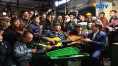 Di tengah sibuknya jadwal kunjungan kerja, Presiden Jokowi menyempatkan diri untuk menikmati alunan musik country saat berada di Bandung.