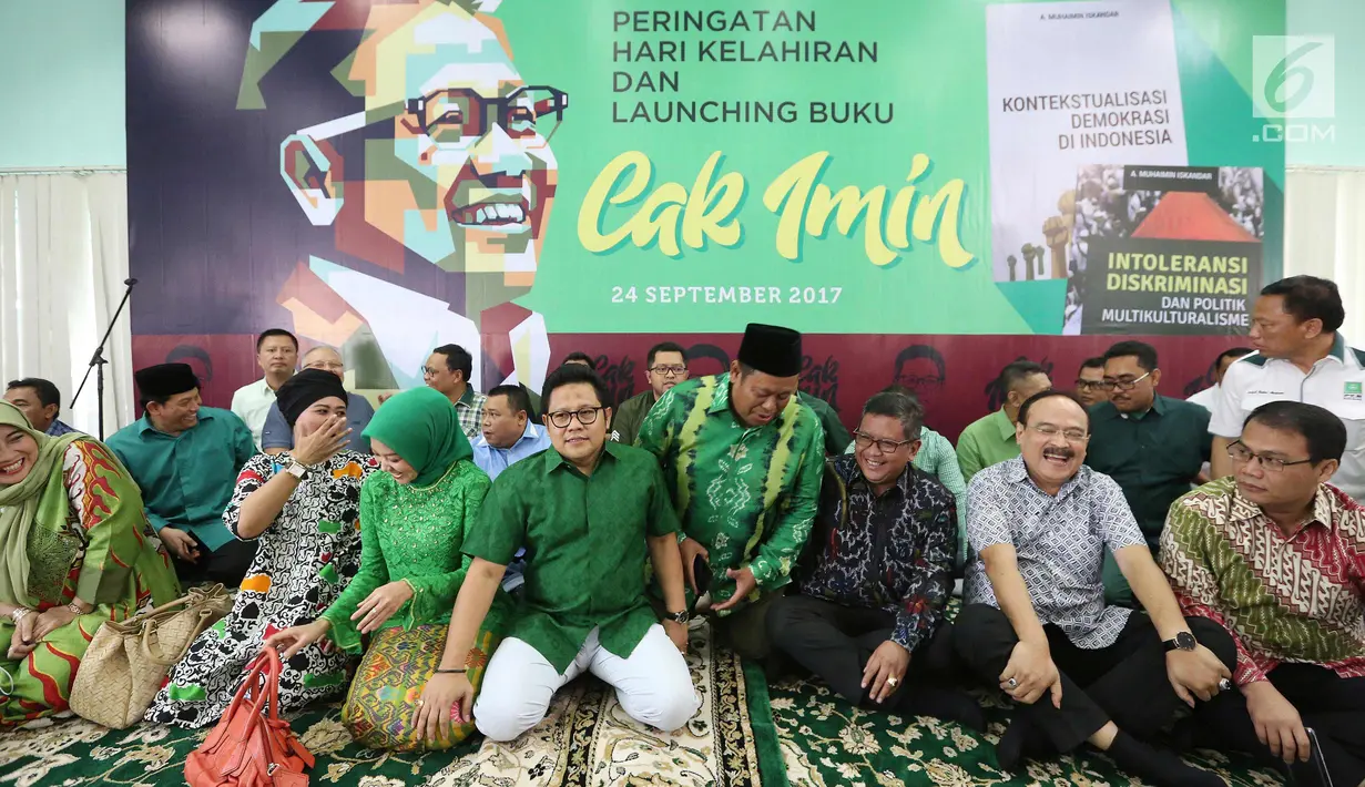 Ketua Umum PKB Muhaimin Iskandar bersama Istri Rustini Murtadho, Sekjen PDIP Hasto Krisyanto, dan anggota DPR Achmad Basarah saat merayakan ulang tahunnya sekaligus melauncing dua buku di Kantor DPP PKB, Jakarta, Minggu (24/9). (Liputan6.com/Johan Tallo)