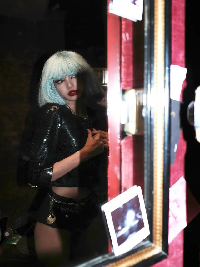 8 Gaya Lisa BLACKPINK jadi Idol Kpop Pertama Tampil di Crazy Horse Paris, dari Office Look hingga Lingerie