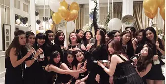 Kehamilan kedua Nia Ramadhani sudah memasuki usia sekitar 8 bulan. Jelang persalinan, Nia Ramadhani pun mendapat kejutan baby shower dari orang-orang tersayangnya. (Via Instagram/@ramadhaniabakrie)