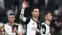 Striker Juventus, Cristiano Ronaldo, merayakan gol yang dicetaknya ke gawang Udinese pada laga Serie A di Stadion Allianz, Turin, Minggu (15/12). Juventus menang 3-1 atas Udinese. (AFP/Isabella Bonotto)