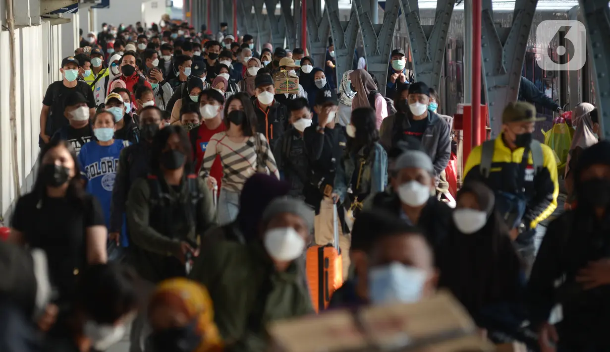 Suasana arus balik mudik Lebaran dengan Kereta Api Kertajaya tujuan Surabaya Pasar Turi-Stasiun Pasar Senen, Jakarta, Rabu (19/5/2021). Stasiun Pasar Senen tak menerapkan kembali pengecekan dokumen bebas COVID-19 bagi para penumpang yang tiba di Jakarta. (merdeka.com/Imam Buhori)