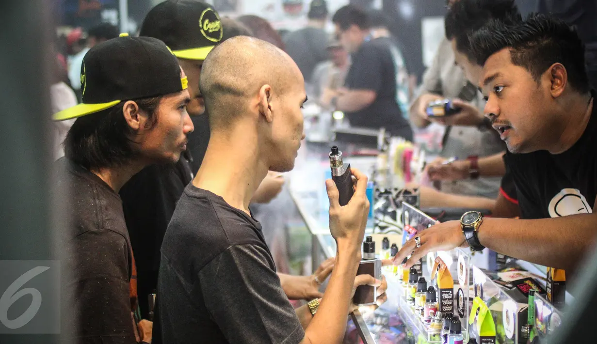 Pengunjung bertanya saat Vape Fair 2016 di Ecovention Hall Ancol, Jakarta, Minggu (27/11). Vape menjadi alternatif mengganti rokok konvensional menjadi rokok elektrik.(Liputan6.com/Faizal Fanani)
