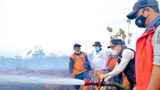 Upaya memadamkan kebakaran yang terjadi di  lahan Desa Lapang dan Desa Suak Raya, Kecamatan Johan Pahlawan, Meulaboh, Aceh Barat.