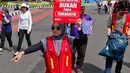 Relawan 'Operasi Semut' dari berbagai komunitas mengajak para pengunjung CFD untuk memungut sampah di Kawasan Bundaran HI, Jakarta, Minggu (19/2/2023). Aksi memungut sampah tersebut merupakan kampanye memperingati 'Hari Peduli Sampah Nasional dan Hari Bersih Indonesia 2023'. (Liputan6.com/Angga Yuniar)
