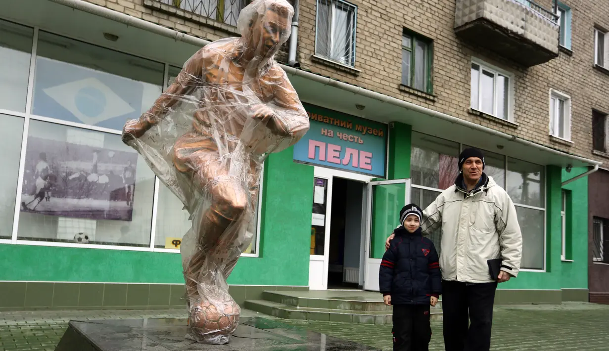 Warga perpose di depan Museum Pele di Lugansk, Ukraina Timur (17/3/2016). Museum ini dibuka pada 2012 saat Ukraina menjadi tuan rumah Piala Eropa bersama Polandia. (AFP Photo/Aleksey Filippov)