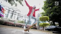 Skateboarder Indonesia Nyimas Bunga menunjukkan keterampilannya bermain skateboard saat berkunjung ke kantor KLY, Jakarta, Jumat (7/9). Gadis 12 tahun ini merupakan peraih medali perunggu di ajang Asian Games 2018. (Liputan6.com/Faizal Fanani)