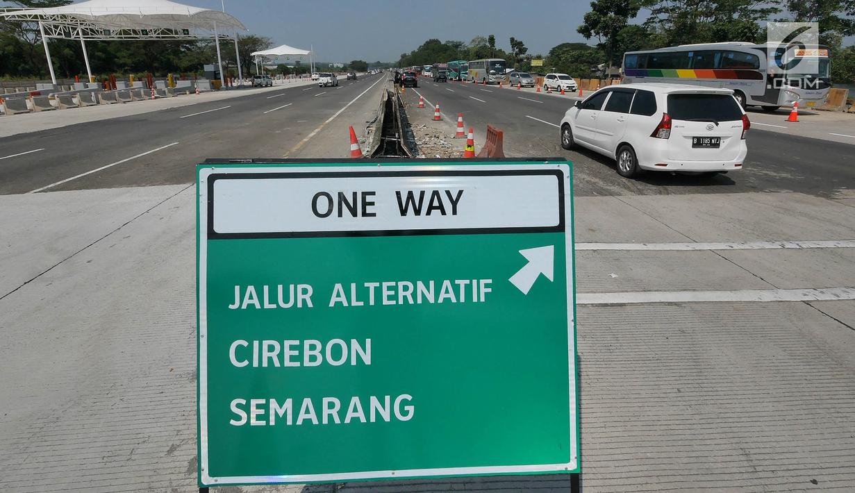 Kendaraan melintas di ruas tol yg diberlakukan one way setelah Gerbang Tol Cikampek Utama, Jawa Barat  (30/5/2019). Pengaturan arus lalulintas satu arah dimulai dari Km 70 Tol Jakarta-Cikampek usai gerbang tol utama Cikampek, hingga KM 262 di ruas Tol Pejagan-Pemalang. (Liputan6.com/Herman Zakharia)