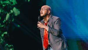 Penampilan Pandji Pragiwaksono dalam The Founder5 II: Unfinished Business di Istora Senayan pada Minggu (16/12/2025). (Doc. via GOLDLive Indonesia)