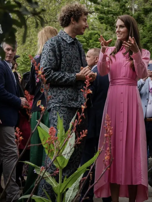 Ia juga nampak mengenakan dress pink lengan panjang dengan aksen belt warna serasi dan kancingnya.  @princeandprincessofwales