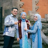 Irish Bella saat Hadiri Wisuda Putri Sambung yang resmi jadi dokter. [@_irishbella_]