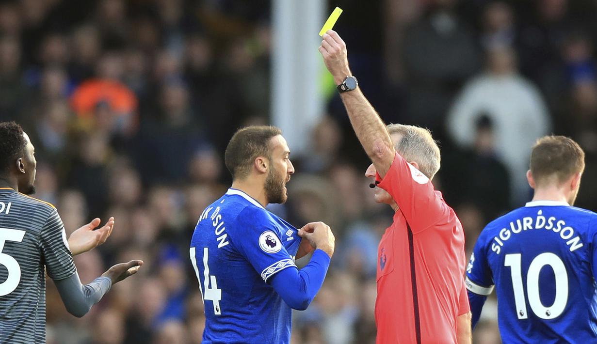 Pemain Everton, Cenk Tosun, mendapat kartu kuning saat melawan Leicester City pada laga Premier League di Stadion Goodison Park, Selasa (1/1). Leicester City menang 1-0 atas Everton. (AP/Peter Byrne)