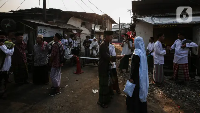 Warga Berlebaran Diantara Reruntuhan di Pancoran