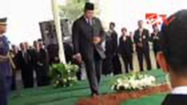 Upacara Militer Iringi Pemakaman Menkes