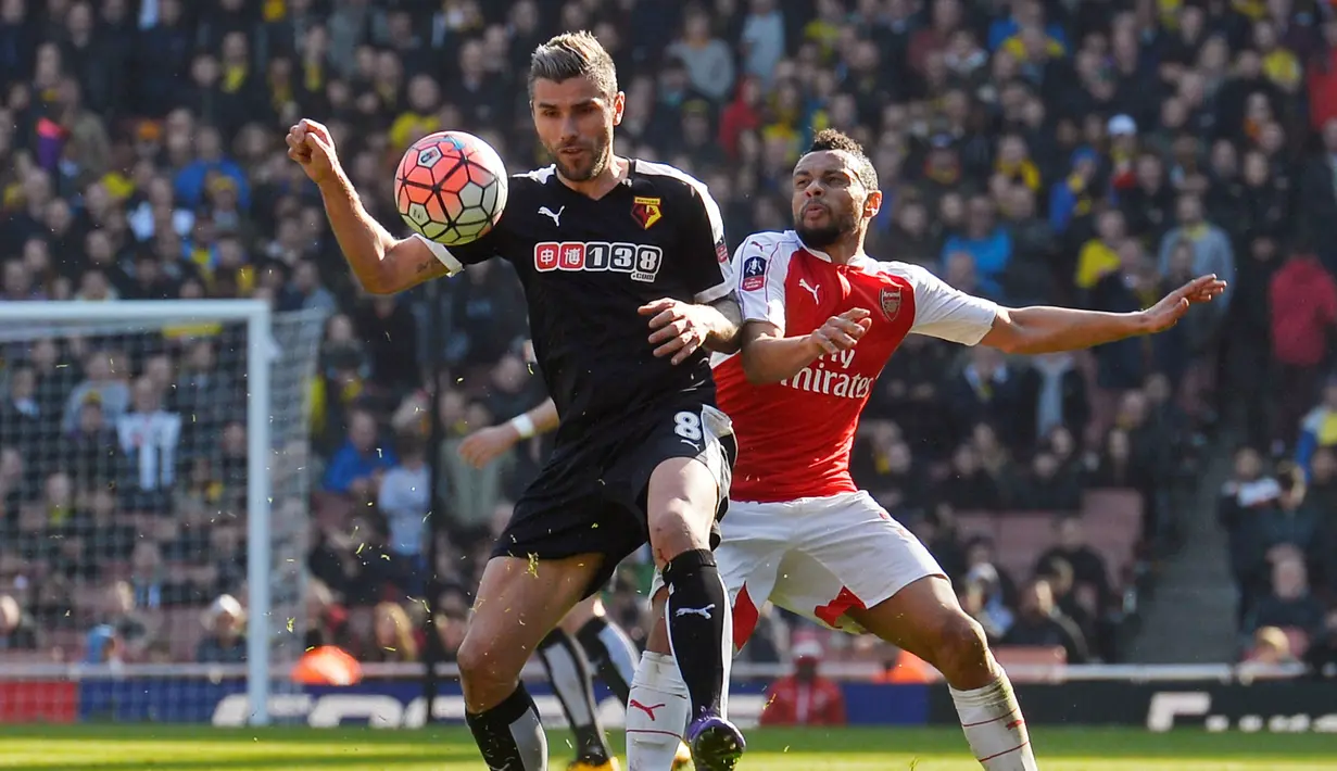 Pemain Watford, Valon Behrami (kiri), berebut bola dengan pemain Arsenal, Francis Coquelin, pada putaran keenam Piala FA di Stadion Emirates, London, Minggu (13/3/2016). (Reuters/Hannah McKay)