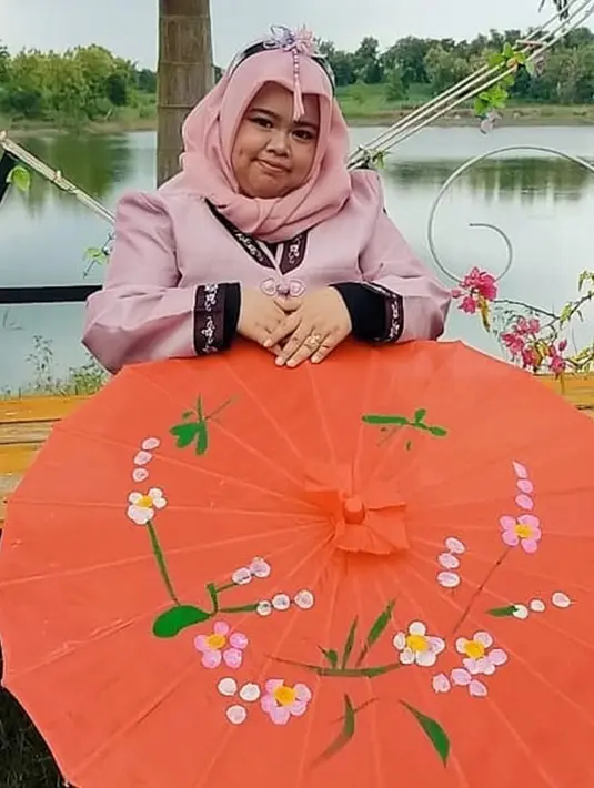 Beauty influencer dari Nganjuk ini selalu berhasil menghibur orang dengan gaya penampilan uniknya. Tak hanya unik, ia juga bisa berpenampilan menarik seperti seorang putri. Saat kenakanan outfit pink bawa payung merah ini penampilan Kekeyi banjir pujian. (LIputan6.com/IG/rahmawatikekeyiputricantikka)
