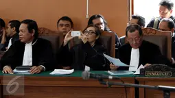 Tim kuasa hukum OC Kaligis saat mengikuti sidang praperadilan terhadap KPK di Pengadilan Negeri Jakarta Selatan, Senin (10/8/2015). Sidang tersebut ditunda karena pihak KPK tidak hadir. (Liputan6.com/Yoppy Renato)