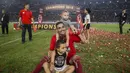 Bek Persija Jakarta, Jaimerson, bergembira bersama kedua anaknya merayakan gelar juara Piala Presiden di SUGBK, Jakarta, Sabtu (17/2/2018). Persija menang 2-0 atas Bali United. (Bola.com/Vitalis Yogi Trisna)