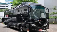 Komisi Pemberantasan Korupsi (KPK) meluncurkan bus anti korupsi di halaman parkir Gedung KPK, Jakarta, (14/10/14). (Liputan6.com/Miftahul Hayat)