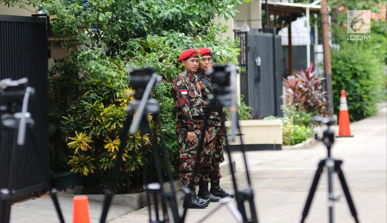 Anggota ormas kepemudaan berjaga di depan rumah penyidik Komisi Pemberantasan Korupsi (KPK) Novel Baswedan di kawasan Kelapa Gading, Jakarta, Kamis (22/2). Novel kembali ke Tanah Air dalam proses pemulihan. (Liputan6.com/Helmi Fithriansyah)