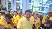 Ketua Umum Partai Golkar Airlangga Hartarto saat menghadiri kampanye pamungkas Partai Golkar yang bertajuk Konser Menjemput Kemenangan di Lembang Bandung, Jawa Barat, Jumat (9/2/2024). (Liputan6.com/Pramita Tristiawati)