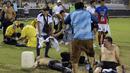 Tim medis dan beberapa sukarelawan tampak memberikan pertolongan kepada beberapa korban saat terjadi kerusuhan suporter akibat saling berebut masuk ke dalam Stadion Monumental, Cuscatlan, San Salvador, El Salvador, Sabtu (21/5/2023) waktu setempat untuk menyaksikan laga perempatfinal Divisi Utama El Salvador antara Alianza FC menghadapi Deportivo FAS. (AFP/Milton Flores)