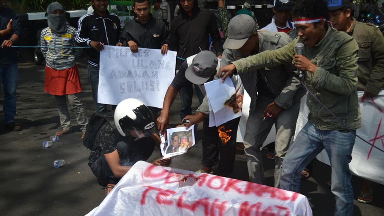 Protes KPU di Malang, Keranda Bergambar Ketua KPU Dibakar