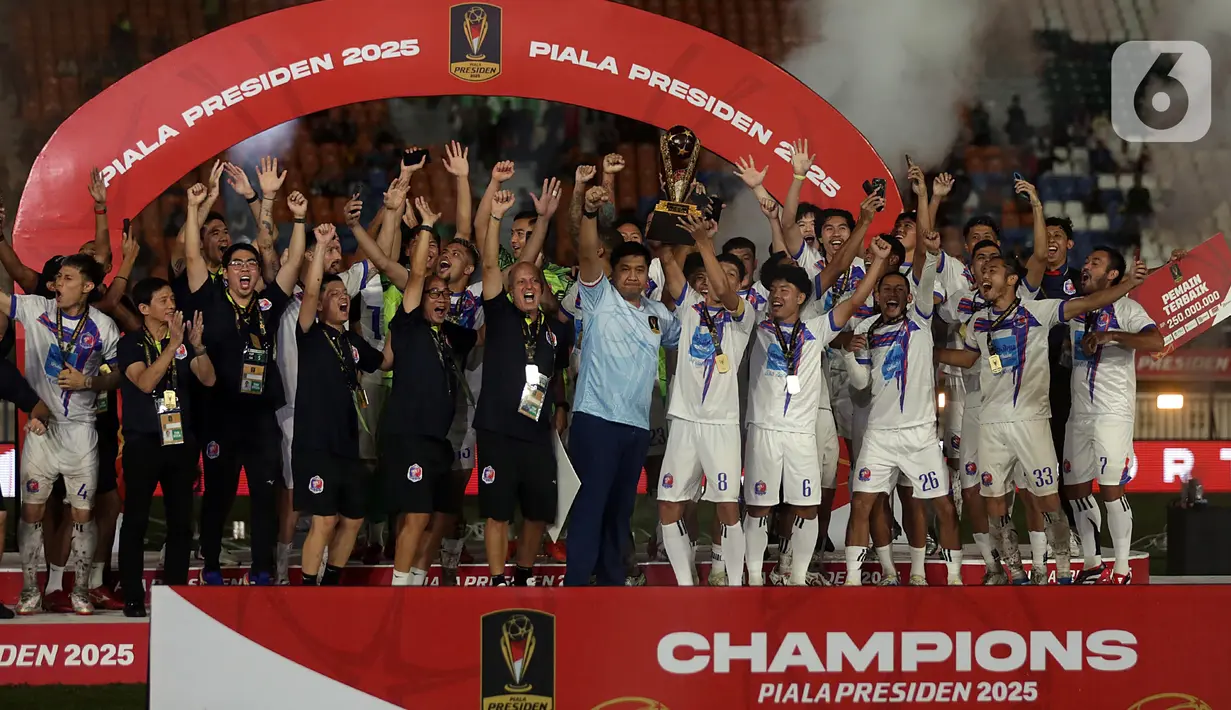 Port FC sukses merengkuh gelar juara Piala Presiden 2025 usai menang 2-1 atas klub Inggris, Oxford United dalam laga final di Stadion Si Jalak Harupat, Bandung, Jawa Barat, Minggu (13/7/2025). (Liputan6.com/Helmi Fithriansyah)