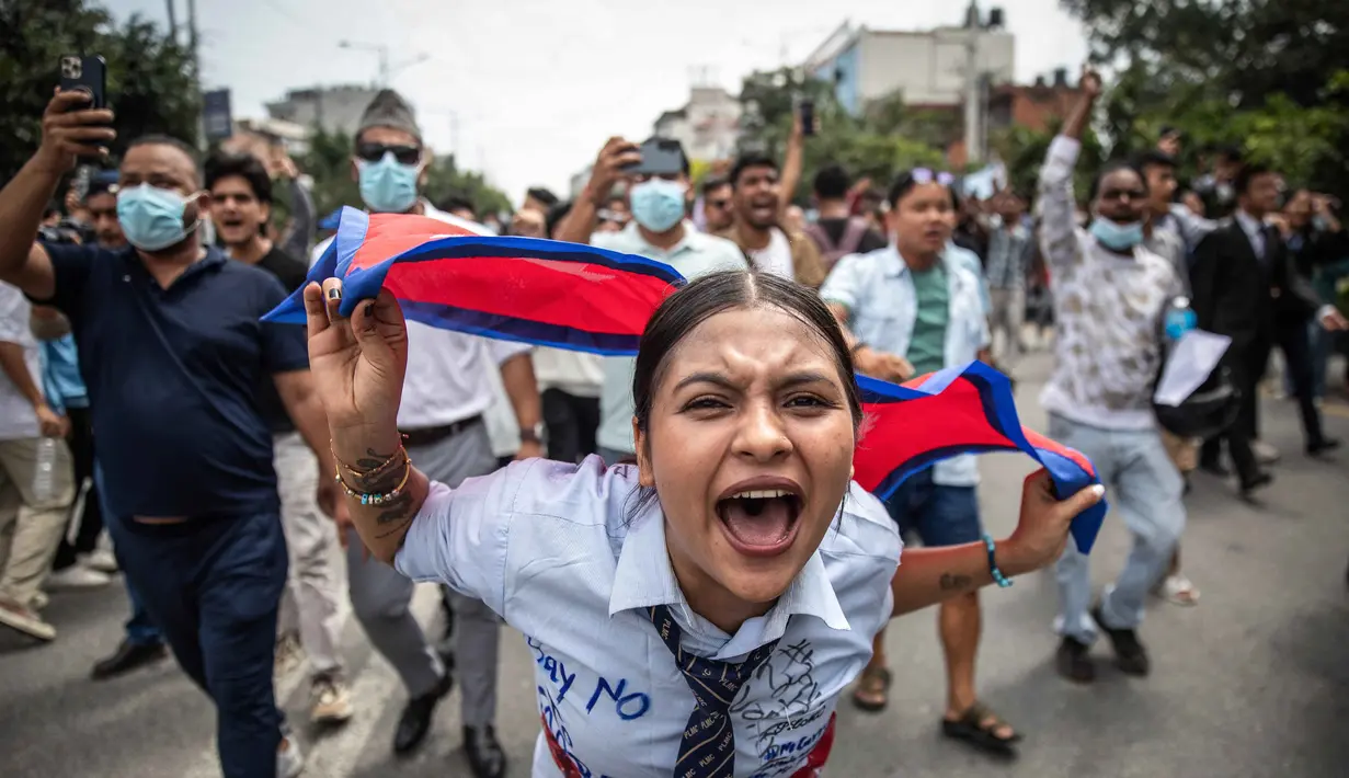 Seorang pengunjuk rasa meneriakkan slogan-slogan saat aksi unjuk rasa di luar Parlemen di Kathmandu, Nepal pada 8 September 2025. (PRABIN RANABHAT/AFP)